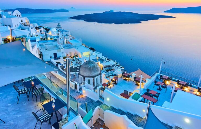 Santorini-Evening-in-Santorini-Thira-town-and-Aegean-sea-at-sundown-Greece-Landscape-1000x640